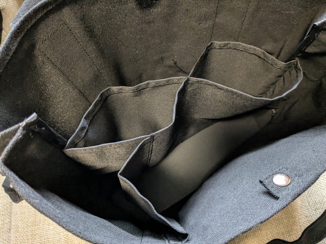 内側の仕切りポケット群。ボトルや小物を立てて分けられる形状