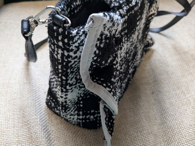 ジルスチュアートツイードフリルバッグのマチ