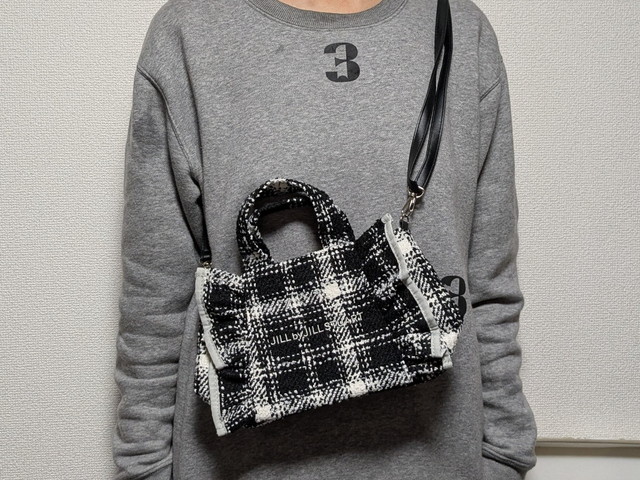 ジルスチュアートツイードフリルバッグ肩掛けしたところ