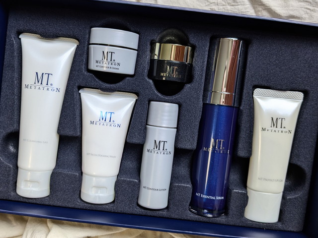 MTメタトロン プレミアムコフレ2025の内容物7点。クレンジング・洗顔・ローション・エッセンシャルセラム・クリーム・アイクリーム・UVジェルがトレーに並んだ様子