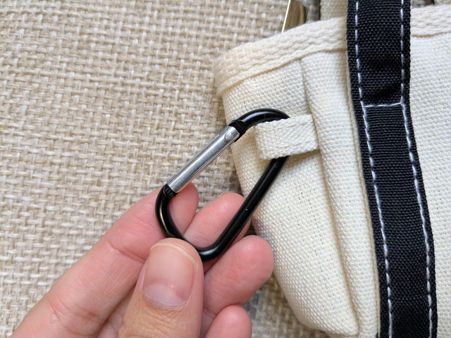 極小トート本体。Shinzoneのロゴタグとカラビナが付いており、バッグにぶら下げて使える