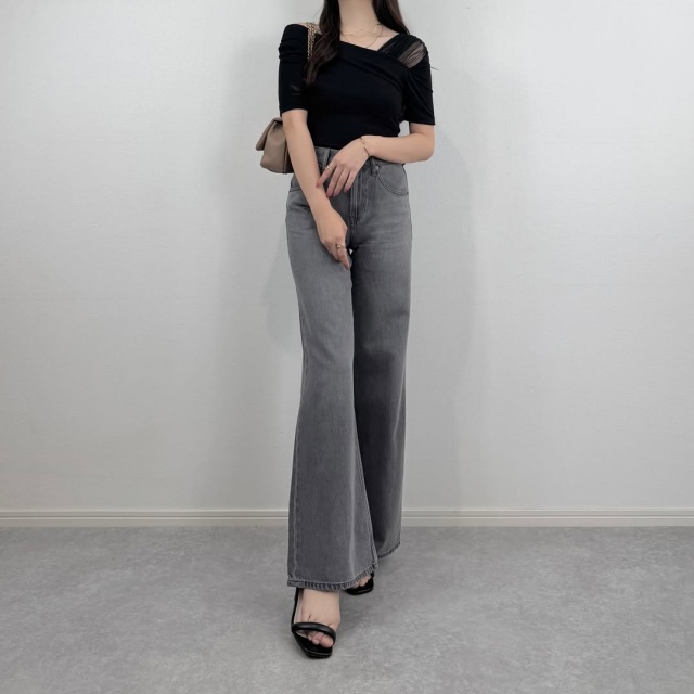 UNIQLO「ドレープワイドフレアジーンズ」