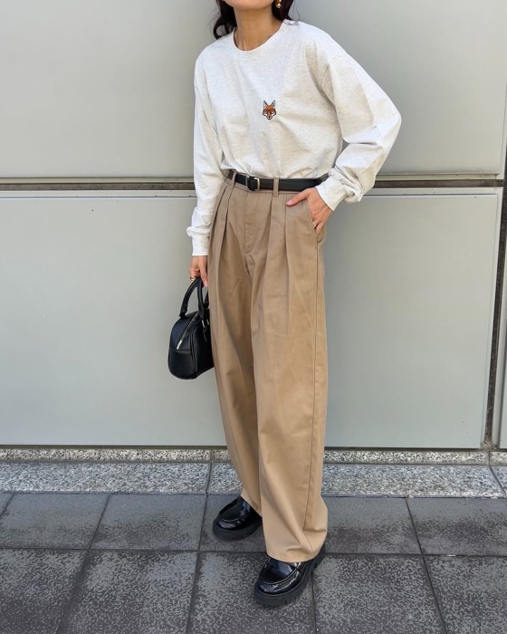 GU「チノバレルレッグタックパンツ」