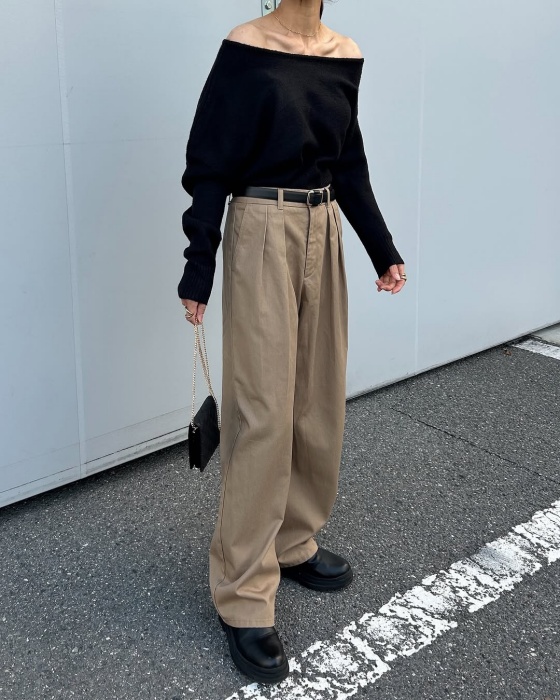 GU「チノバレルレッグタックパンツ」