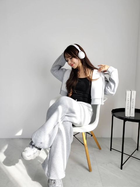 パフスウェットフルジップパーカーとパフスウェットバギーパンツを着たコーデ