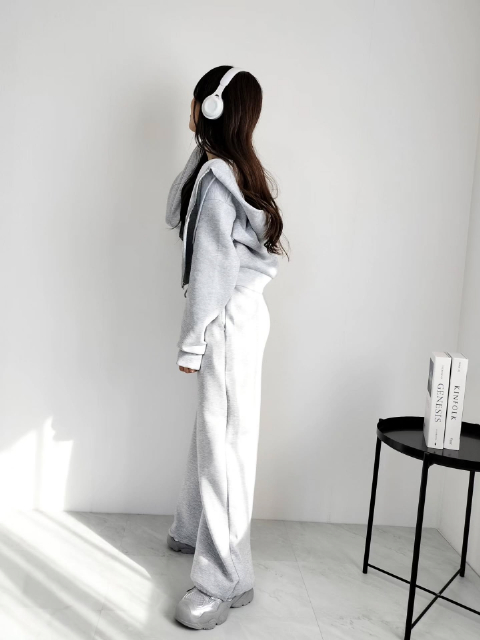 パフスウェットフルジップパーカーとパフスウェットバギーパンツを着たコーデの横側