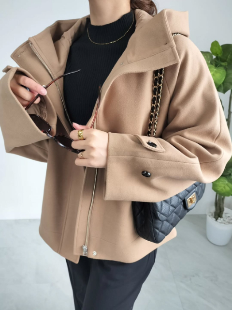 コージーメルトンショートフーディコートを着たコーデ