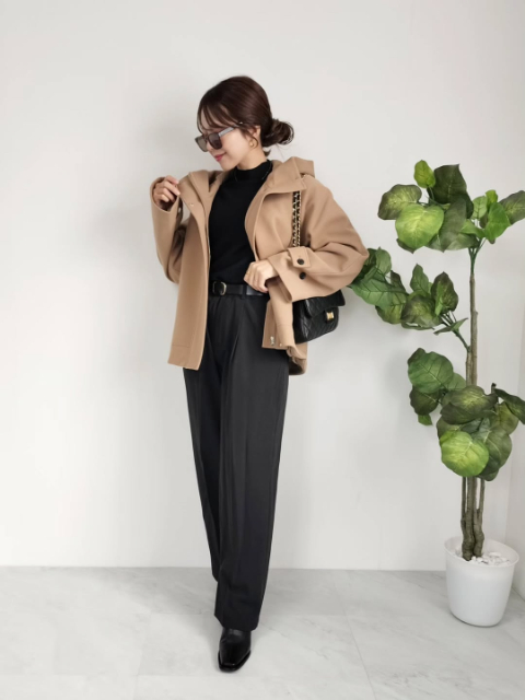 コージーメルトンショートフーディコートを着たコーデ