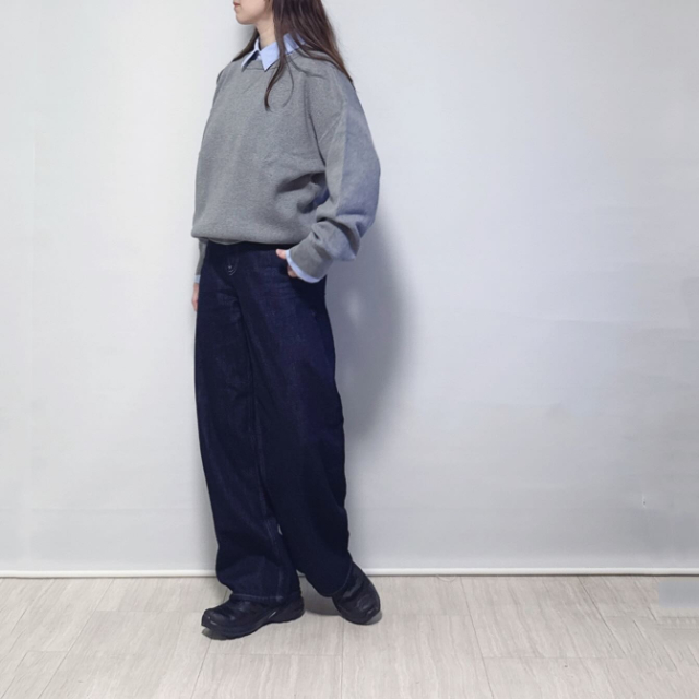 グレーのスムースコットンクルーネックセーターとシャツを着たコーデ