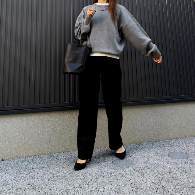 グレーのスムースコットンクルーネックセーターを着たコーデ