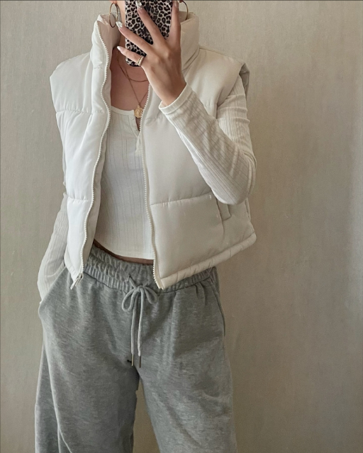 白のナカワタショートベストを着たコーデ