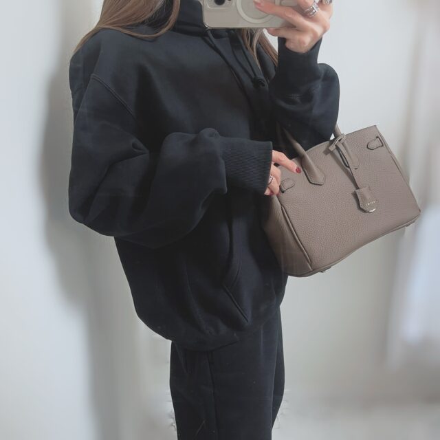 ヘビーウェイトスウェットパーカとヘビーウェイトスウェットワイドストレートパンツを着たコーデ