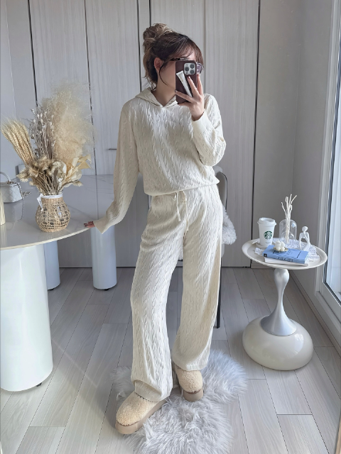 白のウォッシャブルニットケーブルパーカーとウォッシャブルニットケーブルパンツを着たコーデ