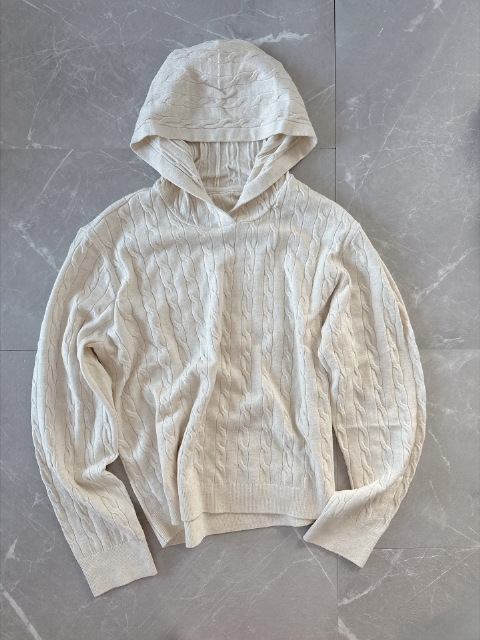 白のウォッシャブルニットケーブルパーカー