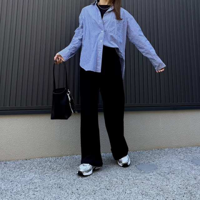 黒のウォームフリースストレートパンツを着たコーデ