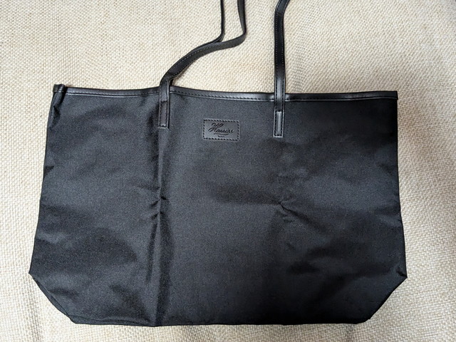 Harriss上品トートの外観。ロゴタグがアクセントのブラックボディ