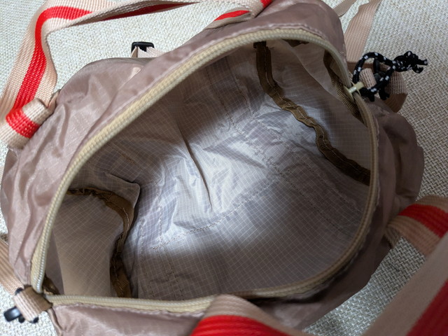 ポシェットの内側(リップストップ風の裏地と広めの間口)