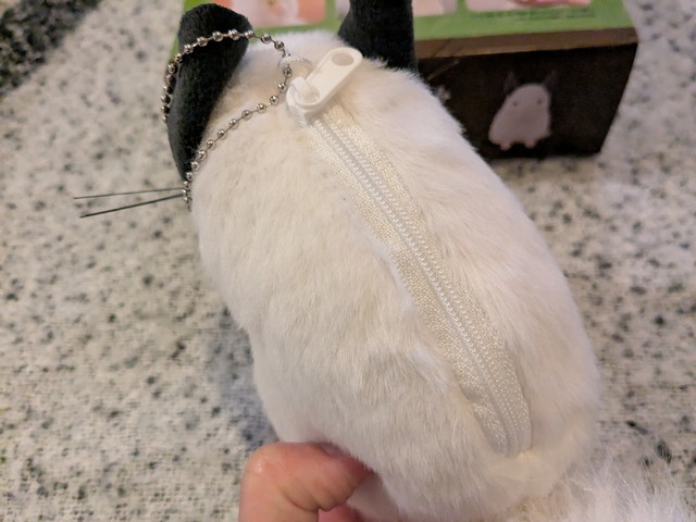 吉徳のチンチラぬいぐるみポーチの背面ファスナー部分