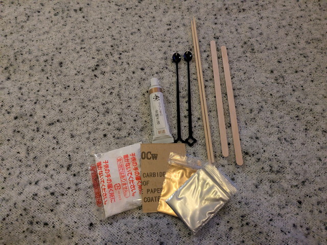 おうちで!はじめての金継ぎの付録道具一式のアップ写真