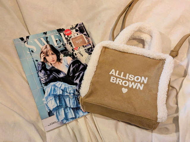 sweet12月号特別号otona SWEET表紙とALLISON BROWNロゴ刺繍入りボアポシェット