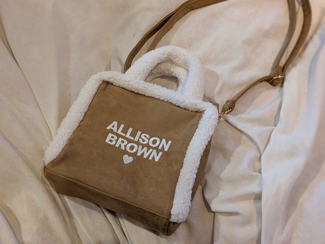 ALLISON BROWNロゴ刺繍入りボアポシェットの全体デザインとショルダーストラップ