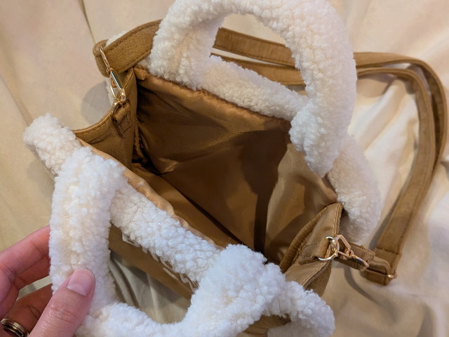 ALLISON BROWNロゴ刺繍入りボアポシェットの内側と収納スペース