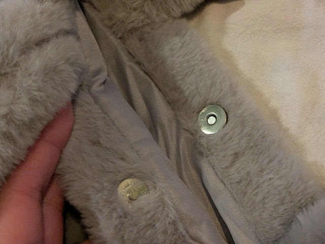 JILL by JILL STUARTグレーファートートのマグネットボタン部分のアップ