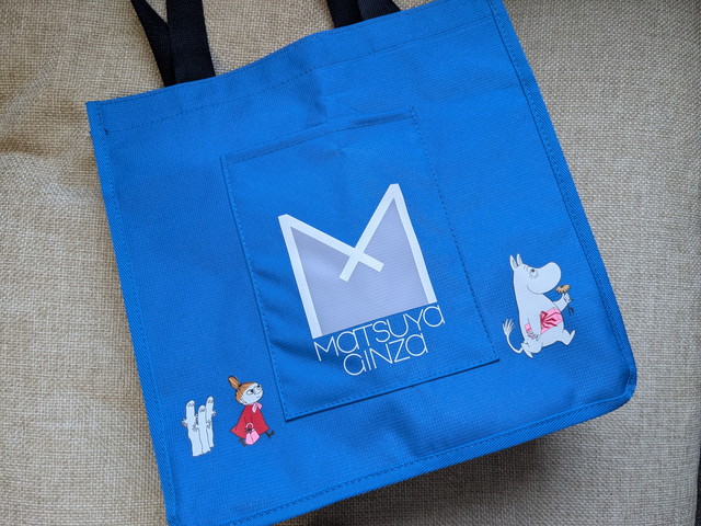 ムーミン松屋銀座ショッピングトートのフロントポケットとMマークロゴ面