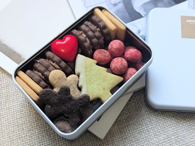 ハートチョコやツリーサブレ、ジンジャーマンなどが並ぶクリスマスのプティボヌール