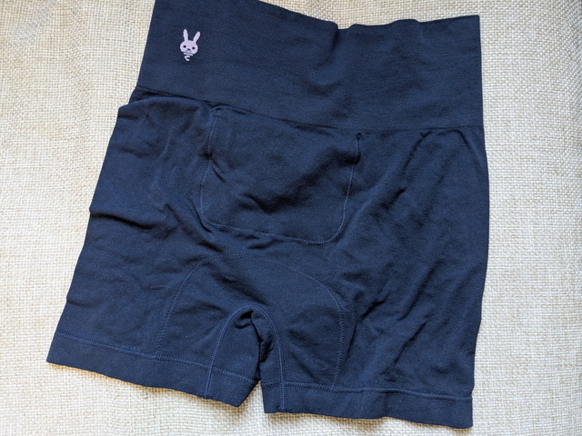 ルナルナぽかぽか腹巻きショーツの全体とハイウエストシルエット