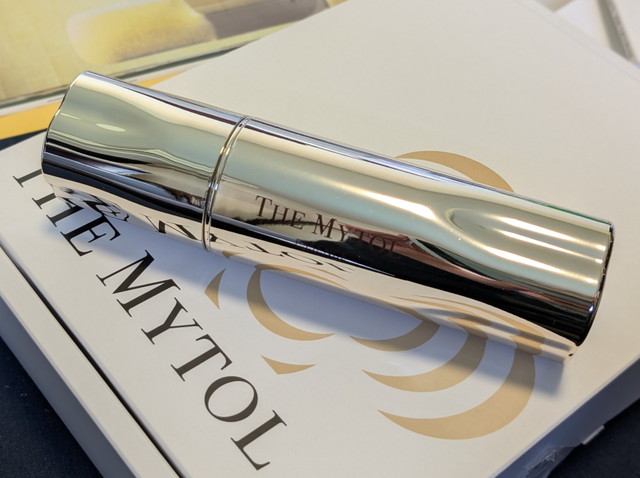 ザ マイトル エッセンスの外観(ミラー調シルバーボトル)