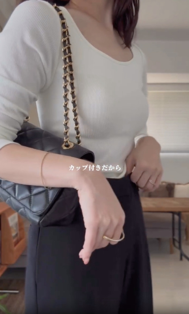 白の極暖ヒートテックリブUネックブラTシャツを着用