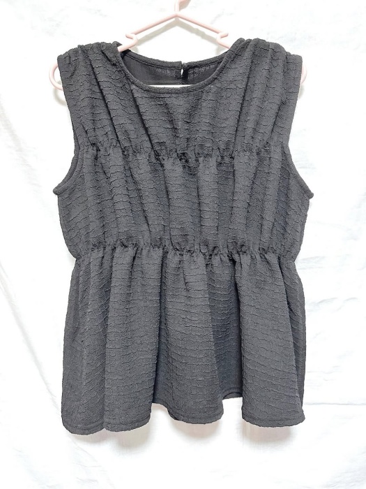 しまむら「シャーリングノースリーブブラウス」