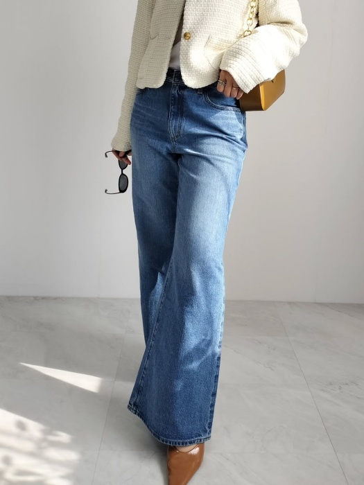 GU「リラックスワイドフレアジーンズ」