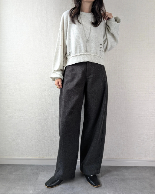 ニットカーブパンツを着たコーデ