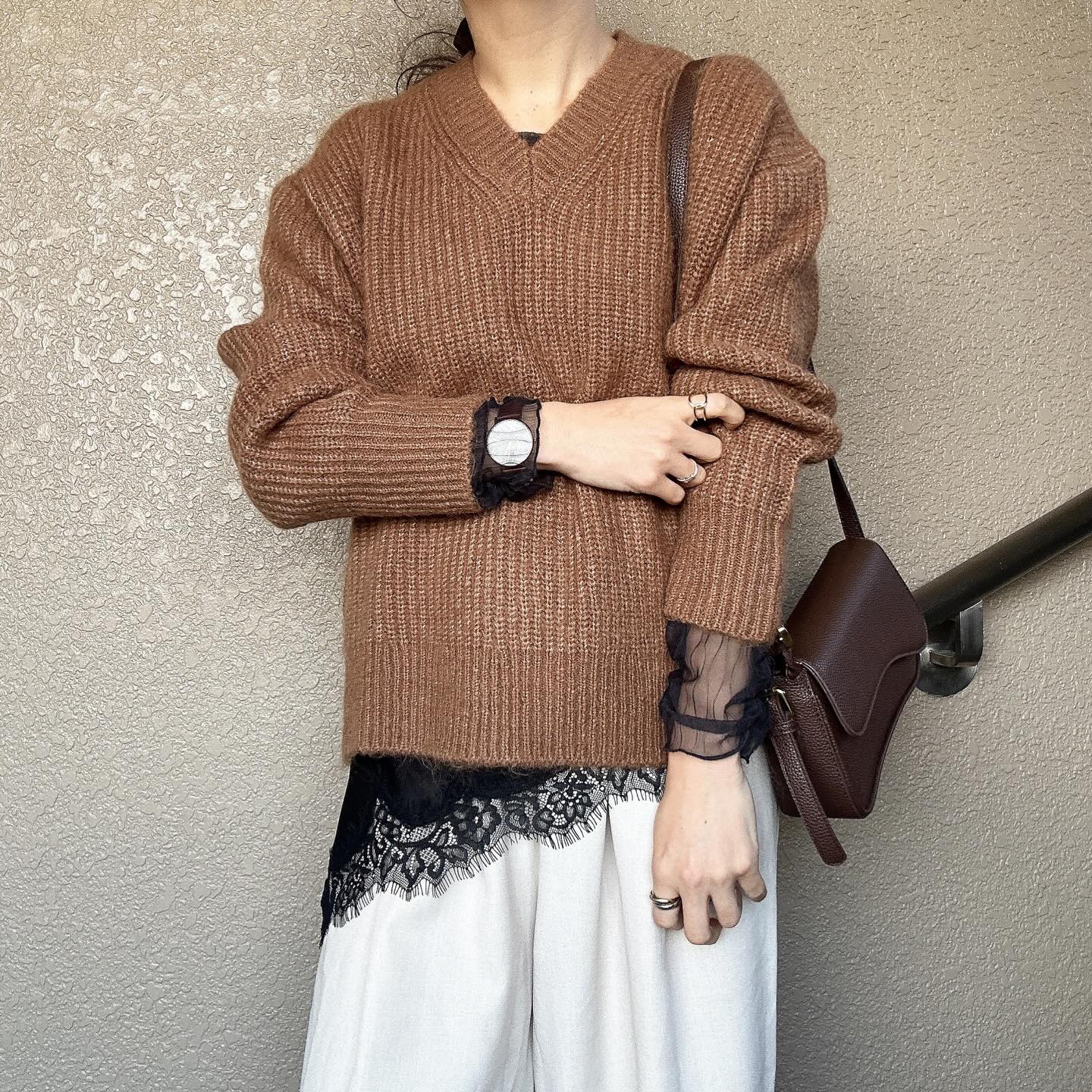 浅めのVネックデザイン