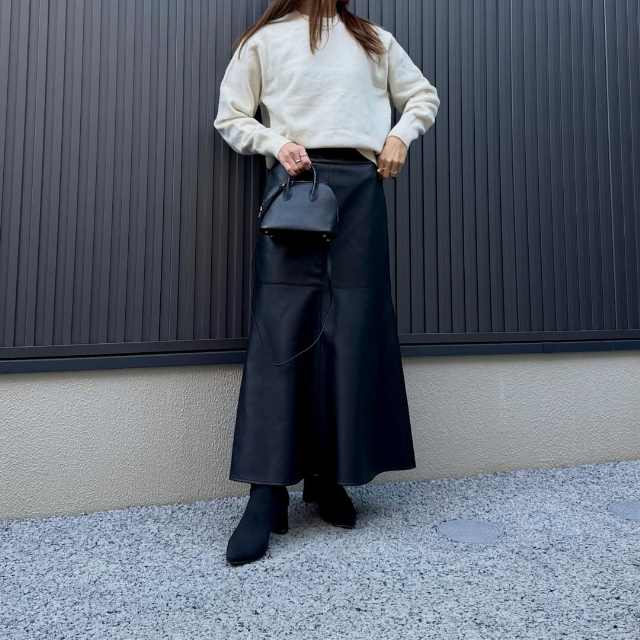 ラムクルーネックセーターを着たコーデ