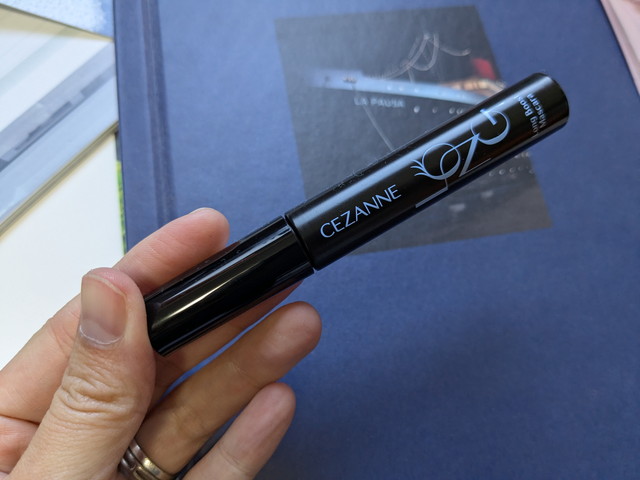 セザンヌ ロングブーストマスカラ 01リアルブラックを手に持った写真