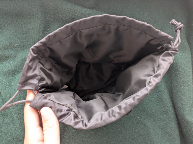 フェイス巾着ポーチ中身