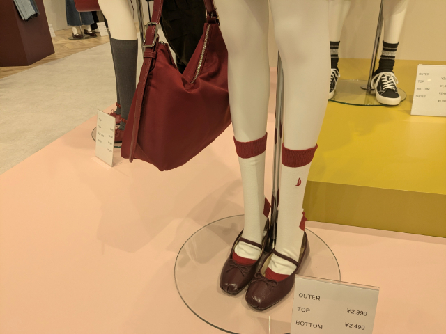 マネキンが着用する赤のスクエアトゥシューズ