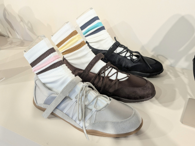 レースアップバレエスニーカーと靴下の組み合わせ