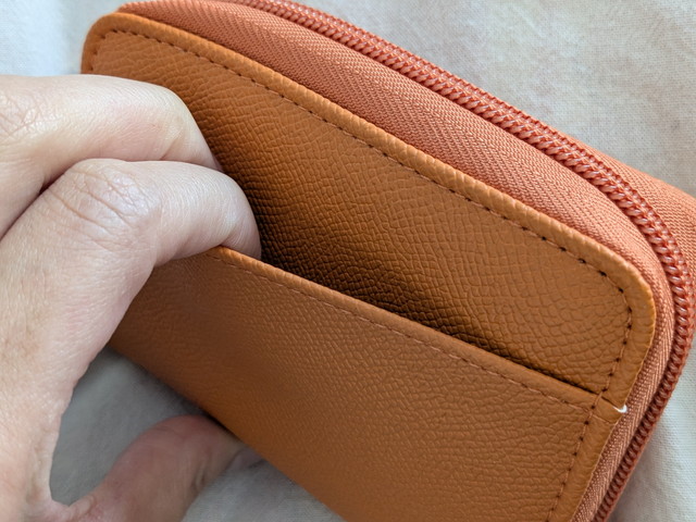 THE SCAPE OF GREEN やみつきサイフ 背面ポケットのアップ
