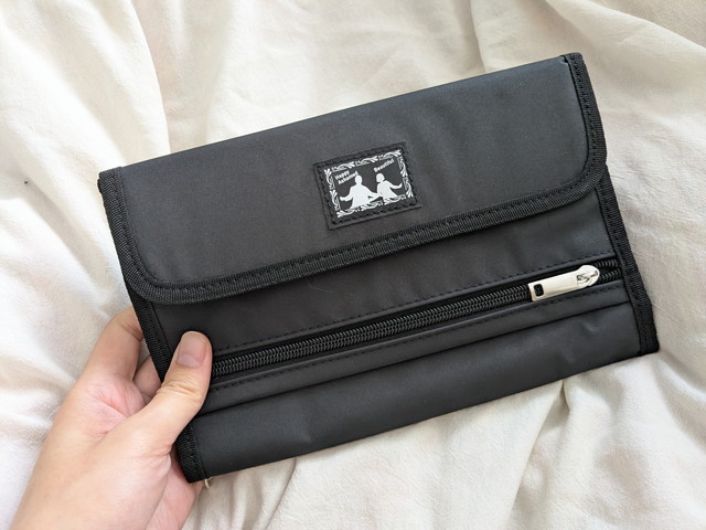 効率厨ポーチ 折りたたみ時のフロントポケットとロゴ