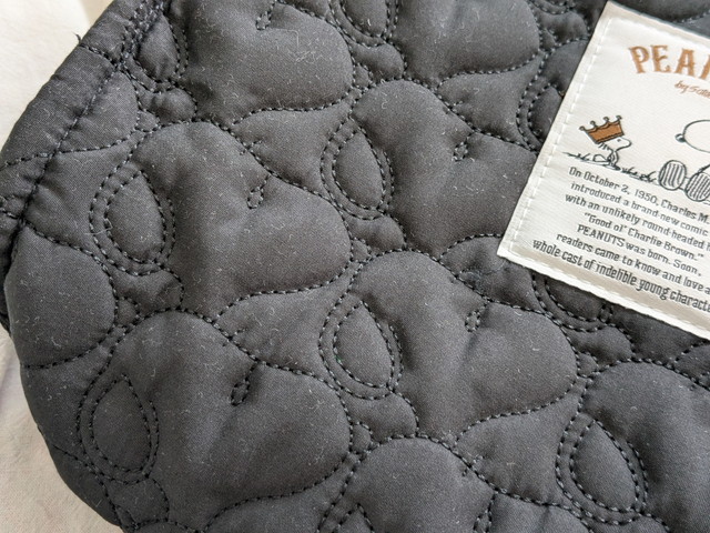スヌーピーの顔柄キルティング生地のアップ
