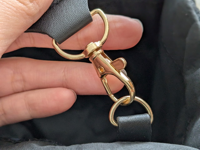 ショルダーストラップの金具部分アップ