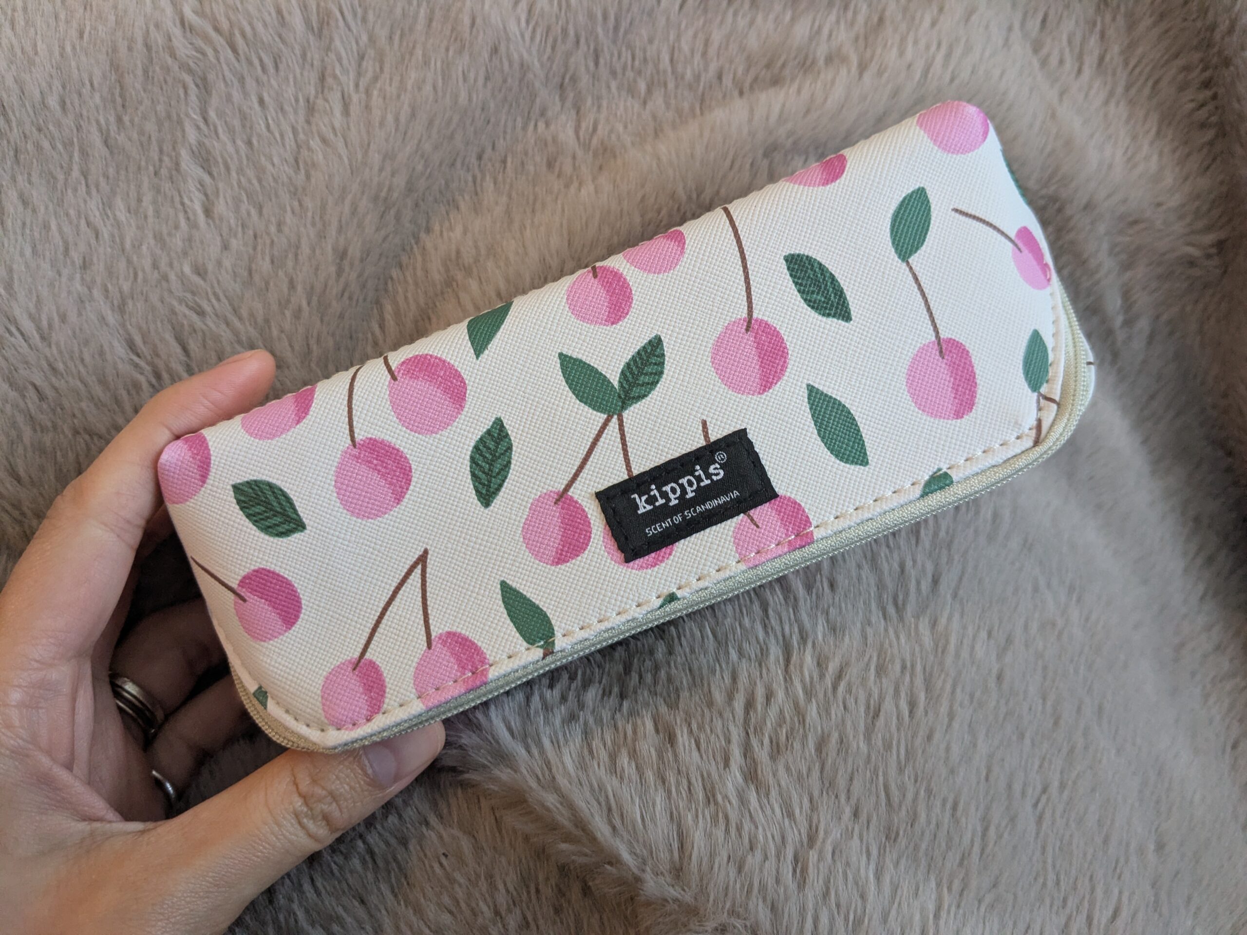 kippis(キッピス)さくらんぼ柄マルチケース 全体