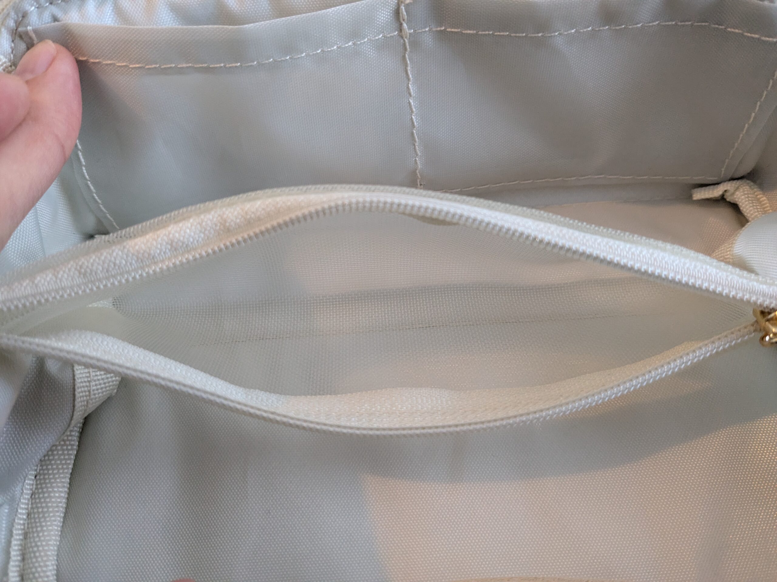 kippis(キッピス)さくらんぼ柄マルチケース 中央のファスナーポケット