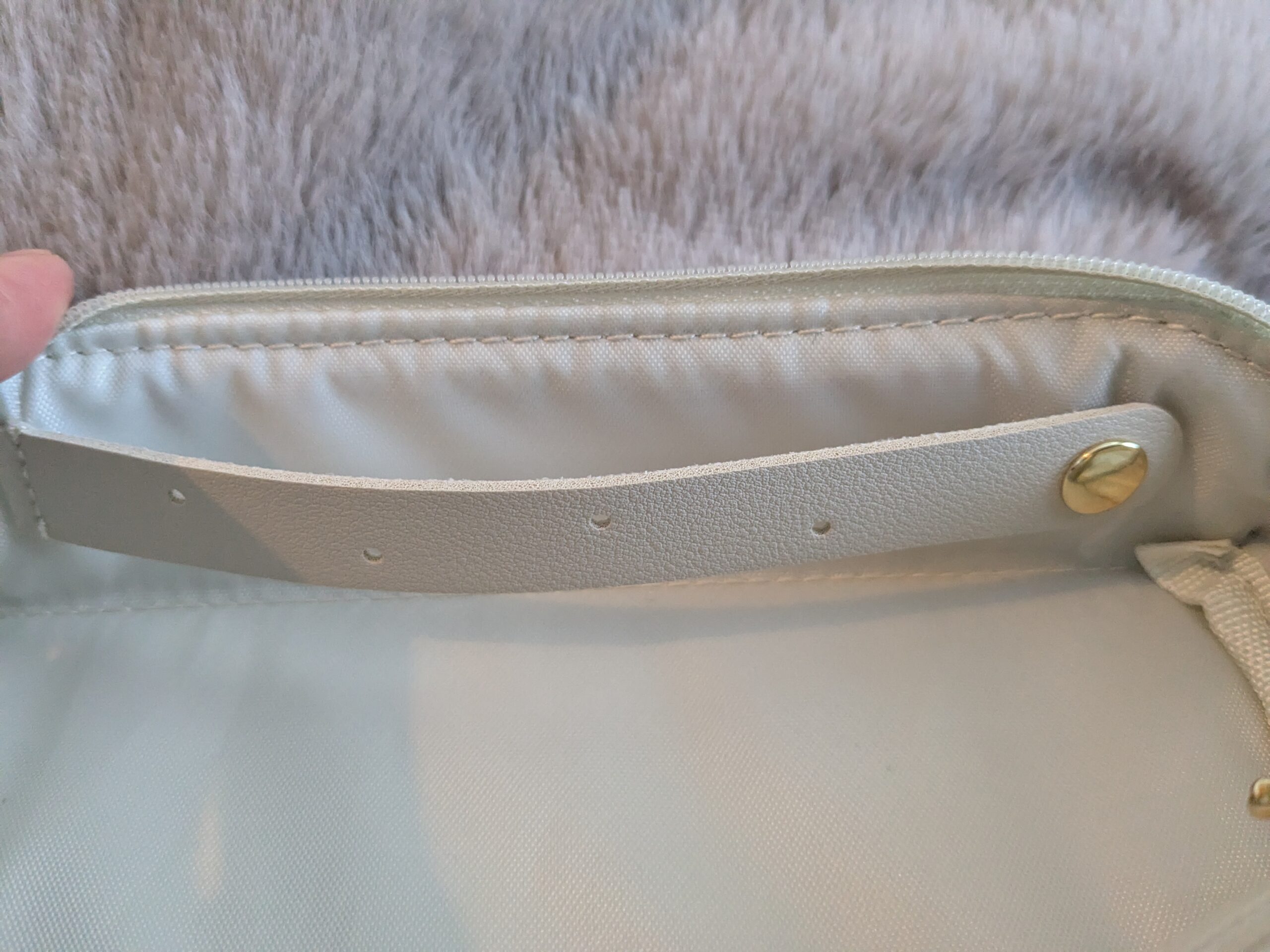 kippis(キッピス)さくらんぼ柄マルチケース 内側のベルトとスナップボタン