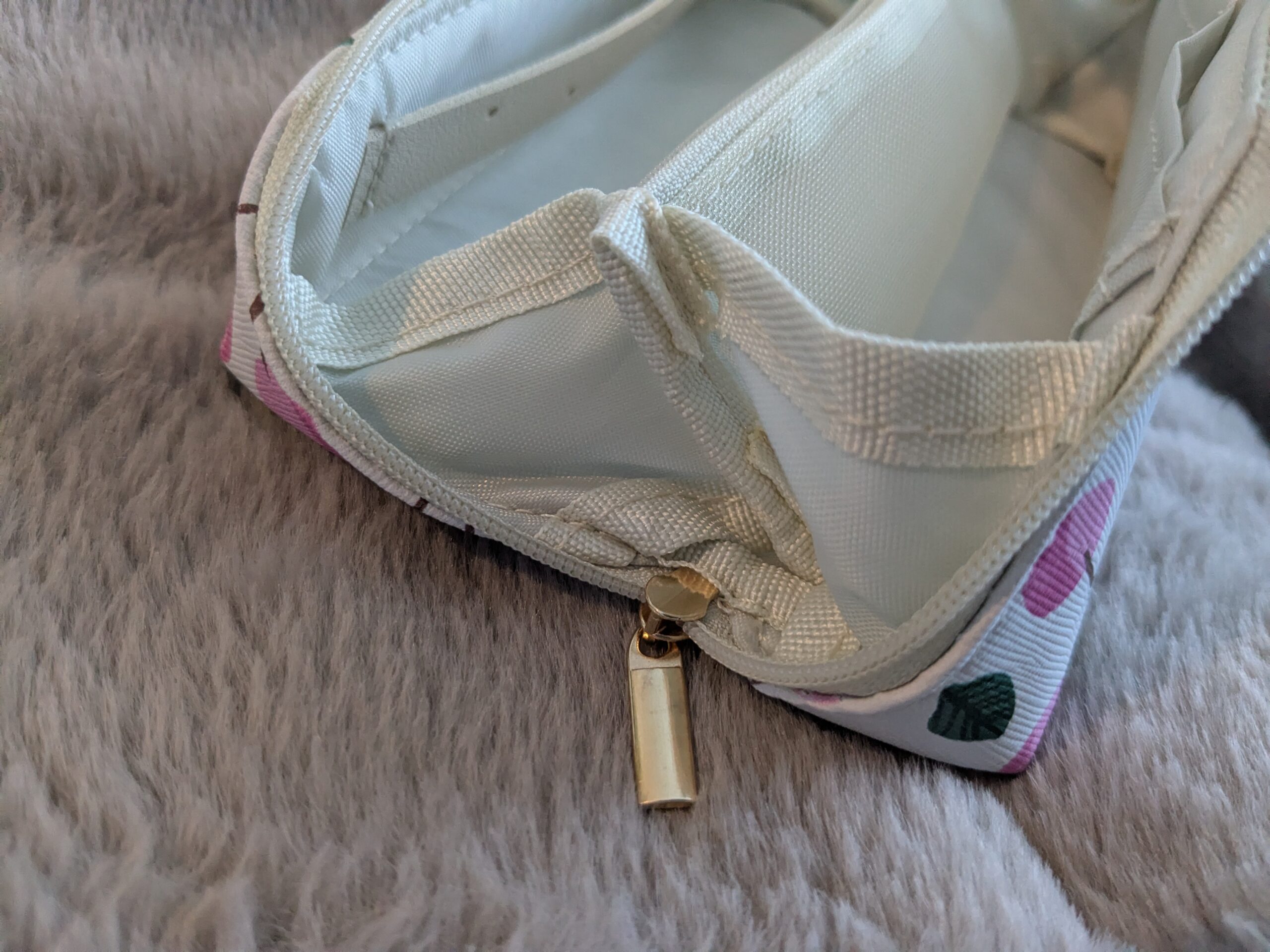 kippis(キッピス)さくらんぼ柄マルチケース ファスナー金具とサイドのリボン