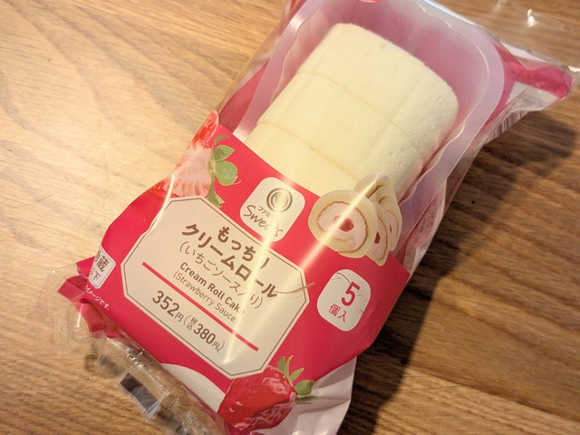 もっちりクリームロール（いちごソース入り）のパッケージ